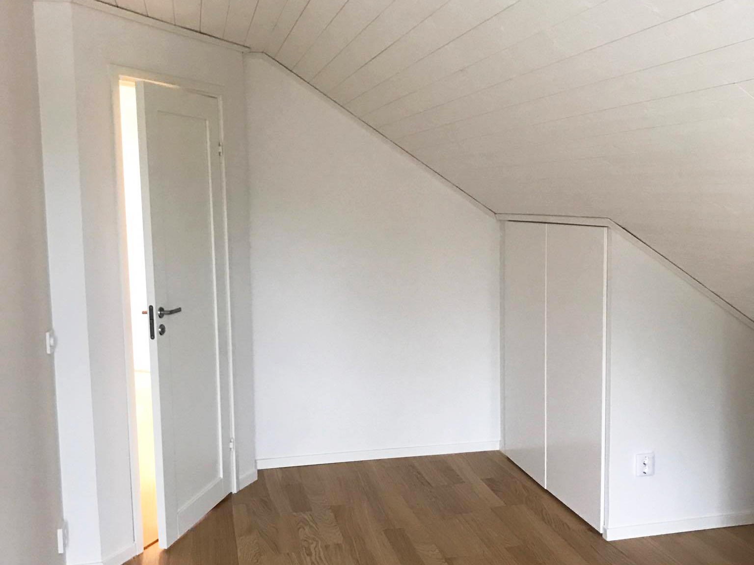 Välj inbyggd förvaring under snedtaket i sovrummen. Snyggt och stilrent.