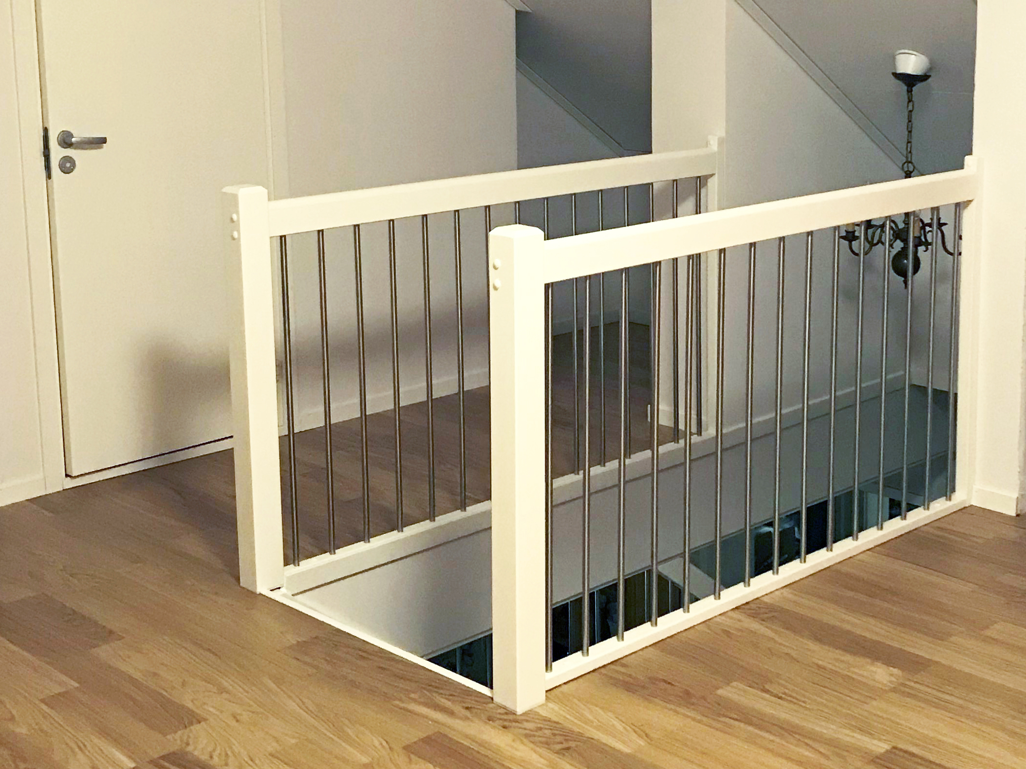 Med trappräcke istället för spaljévägg tillåts ljuset flöda ner i trapphuset och ger ett fint ljusinsläpp.